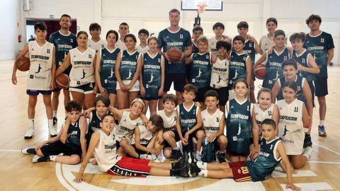 Los alumnos y el profesorado de las Jornadas de Tecnificaci�n Mart�n Fern�ndez en el Pavill�n Helena Mari�o de Vilagarc�a de Arousa, con el jugador del COB Ourense en el centro de la imagen.