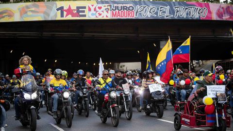 Motoristas simpatizantes de Maduro, algunos disfrazados de piratas, participaron el lunes en una caravana de protesta contra la confiscaci�n de petroleros de la flota fantasma de Venezuela