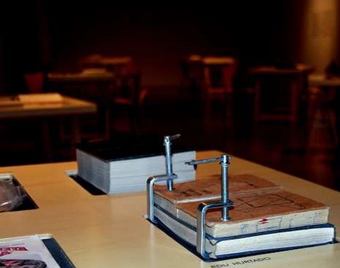 Uno de los pupitres de la Biblioteca Intervenida en el CTB.