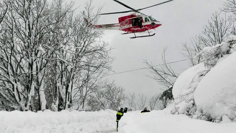 Trabajo de los equipos de rescate. 