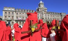 La procesi�n ferrolana de la Resurrecci�n celebra el triunfo de Cristo sobre la muerte. 