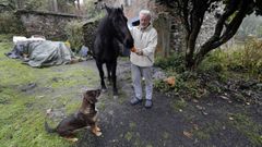 Un familiar de Simone junto a Perla y Ziggy, dos de los animales que ten�a la mujer en Baroso