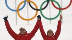 Los medallistas de bronce Oriol Cardona Coll (izq.) de Espa�a y Ana Alonso Rodr�guez de Espa�a celebran durante la ceremonia de medallas de la competici�n de esqu� de monta�a de relevos mixtos en los Juegos Ol�mpicos de Invierno Milano Cortina 2026, en Stelvio, Italia