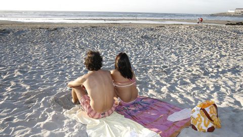 Una pareja en una playa.