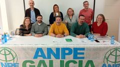 Nueva directiva del sindicato de profesores ANPE Galicia, con Julio Trashorras, en el centro (de amarillo) como nuevo presidente
