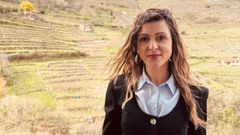 Arianna Amenta ante los vi�edos de la ribera chantadina
