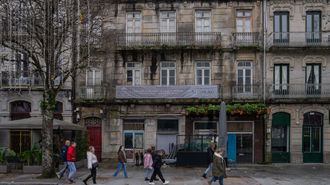 Fachada del edificio en recuperacin en Montero Ros, que disfruta de vistas a la ra de Vigo.