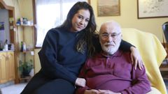 Natalia Vigo y su abuelo Nicol�s Rivas, en la casa de la familia en Ferrol