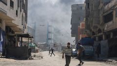 Gazates huyen de las cercanas de una escuela de la UNRWA bombardeada por Israel.