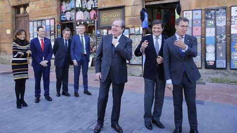 Los presidentes de Castilla y Le�n, Asturias y Galicia, Juan Vicente Herrera, Javier Fern�ndez y Alberto N��ez Feij�o, posan en un ambiente distendido, en la plaza de Porlier (Oviedo).Los presidentes de Castilla y Le�n, Asturias y Galicia, Juan Vicente Herrera, Javier Fern�ndez y Alberto N��ez Feij�o, posan en un ambiente distendido, en la plaza de Porlier (Oviedo)