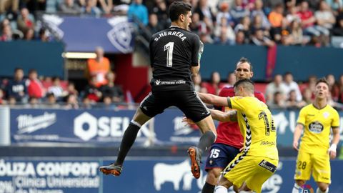 Sergio Herrera atrapa un baln en el Osasuna-Lugo