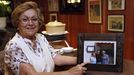 Carmiña Valverde, entonces dueña del restaurante «El Mosquito» sujeta un cuadro en el que aparece María Rodríguez (izquierda), primera estrella Michelin gallega
