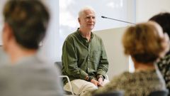 Stuart Mcnicholls durante una charla en la Biblioteca Ns de Ourense