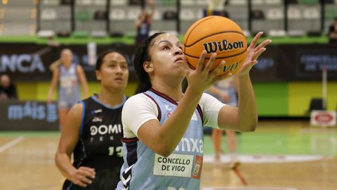 Jiselle Thomas, que anot� 16 puntos, durante el duelo celebrado ayer en Navia.