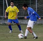Un jugador del Escair�n, a la derecha, conduce el bal�n.