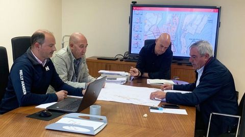 Fernndez Mourio (derecha), analiza el documento urbanstico junto a los tcnicos municipales.