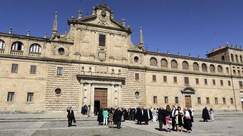 La ceremonia de entrada de nuevos miembros de la Cofrada Europea de la Vela se celebr en la iglesia monfortina de los Escolapios