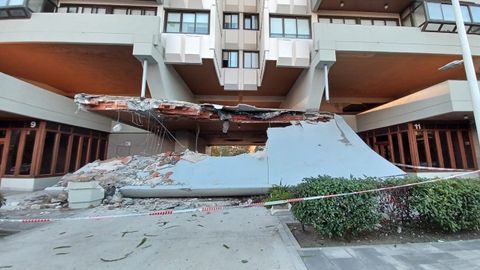 Voladizo ca�do sobre la entrada a un garaje en un edificio de la calle Casares Quiroga