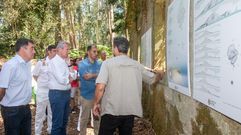 El conselleiro de Cultura, Rom�n Rodr�guez; el presidente de la Xunta, Alfonso Rueda; y el alcalde de Poio, �ngel Moldes, en una visita en verano a Tambo