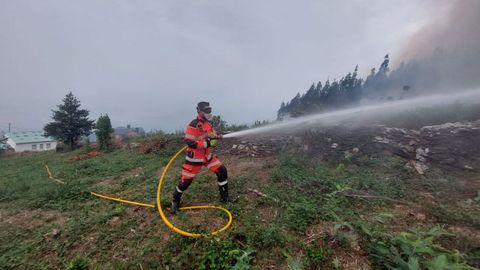 Tareas de extincin para afrontar el fuego en Covelas, en Ribadeo, que llega hasta cerca de las casas