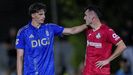 Oier Luengo saluda a��lex Sola en el amistoso entre el Getafe y el Oviedo