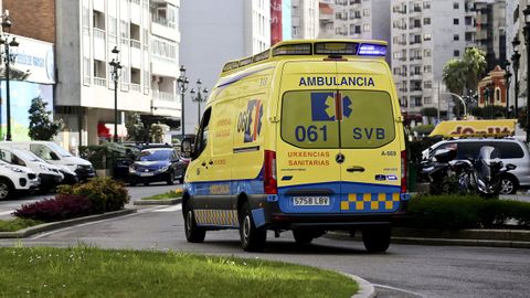 Imagen de archivo de una ambulancia por el centro de Vigo