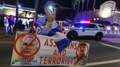 Un hombre se manifiesta contra el r�gimen castrista durante una vigilia en Miami