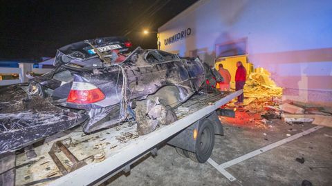 Dos jóvenes resultaron heridos al chocar el BMW en el que viajaban contra el tanatorio de Baíñas. El accidente se produjo en la noche del 3 de noviembre del pasado año.