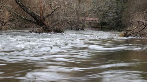 El r�o Umia al borde de su capacidad