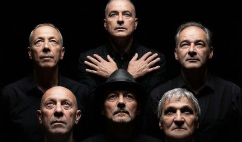 Imagen promocional del concierto por el 40 aniversario con Alberto Comesa�a, con las manos cruzadas bajo la cara