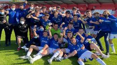 Los futbolistas del Liga Nacional del Real Oviedo celebran el t�tulo de la categor�a ante el Sporting de Gij�n