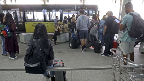 Durante el verano, esta lnea se llena ya solamente en las paradas del aeropuerto y de la estacin intermodal.