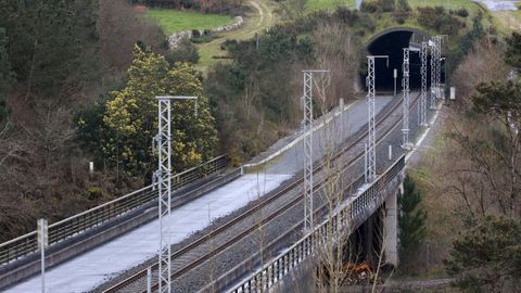 El ADIF tiene que finalizar las obras de electrificación de la línea de Lugo a Monforte, por lo que cortará la vía por las noches