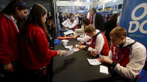 Jugadores del Obradoiro firman aut�grafos en la Fan Zone