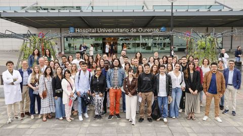 Foto de familia de los nuevos residentes con parte del equipo docente.
