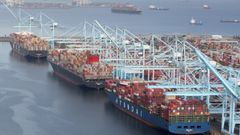 Contenedores en barcos en el puerto de Los Angeles, en California