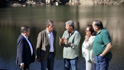 Besteiro, segundo por la izquierda, en la presa de Ba��a, en Baiona.