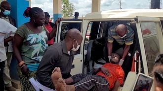 Un afectado es trasladado en ambulancia en la ciudad de Bunia, donde tambi�n se han declarado casos, en la Rep�blica Democr�tica del Congo