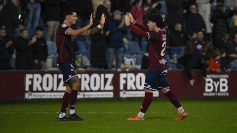 Miki Bosh y Montoro, durante el derbi entre el Pontevedra y el Racing de Ferrol