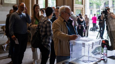 Varias personas acuden a votar en Barcelona con motivo de las elecciones catalanas