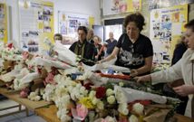 Las aportaciones sirven para adornar la carroza que esta noche sale en procesi�n. 