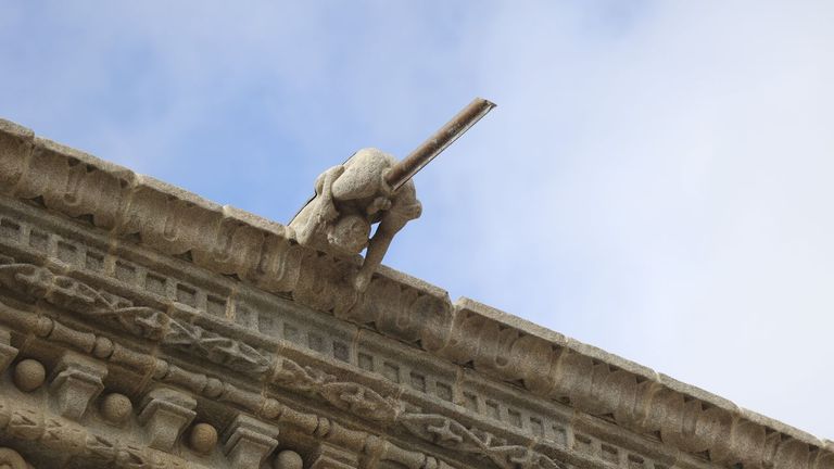 Los tubos met&aacute;licos que sobresalen de las g&aacute;rgolas del Hostal&nbsp;dos Reis Cat&oacute;licos, tras las obras de reforma