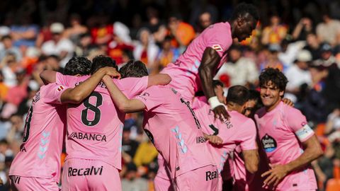 Los jugadores del Celta, plet�ricos, celebrando uno de los goles al Valencia.