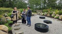 La alcaldesa, Cristina Cid, la concejala Mar�a L�pez y el arquitecto t�cnico, Alexander Fern�ndez, en una visita al recinto del Festival Internacional de Xard�ns de Allariz.