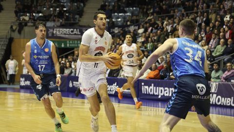 Kravic, entre Naspler y Thrastarson, en el partido ante el Zamora en Sar, en la primera vuelta