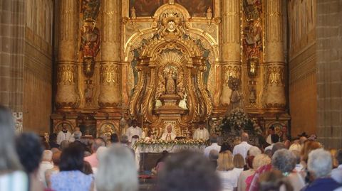 Cuatro sacerdotes cocelebraron la misa del d�a grande de las fiestas de Monforte