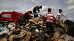 Inmigrantes venezolanos rebuscan en un vertedero de Paracaima, ciudad brasile�a fronteriza
