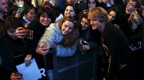 El actor Owen Wilson posa con los fans 