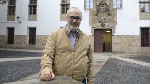 Xavier de Donato, decano de la Facultad de Filosofade Santiago,es uno de los fundadores del Instituto de Investigacin en Humanidades.