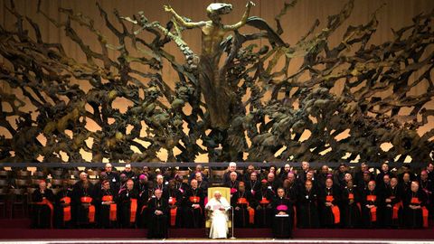 Benedicto XVI, dirigiendo la audiencia general de los mircoles en el Aula Pablo VI del Vaticano en noviembre del 2009.